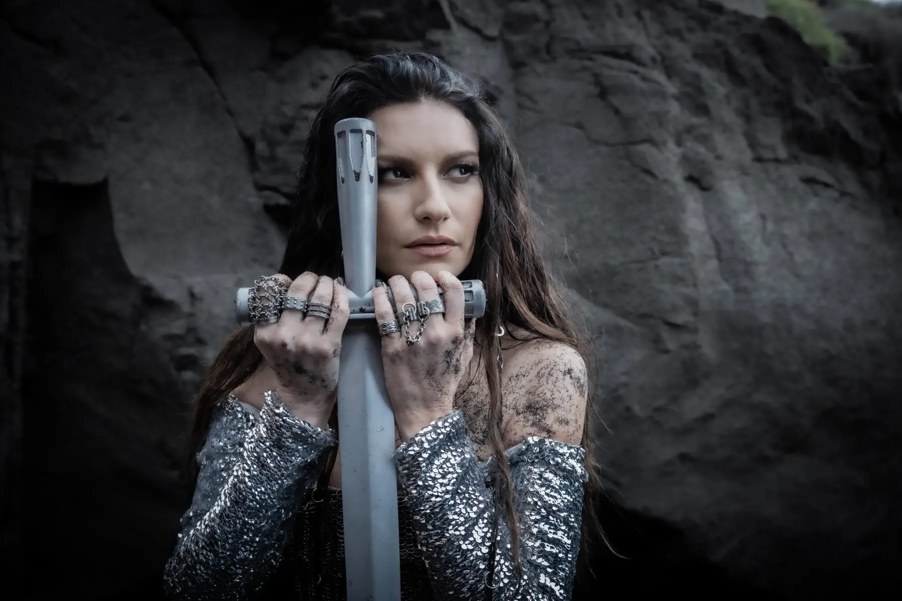 Laura Pausini fotografada com elementos metálicos para a era Io Canto 2
